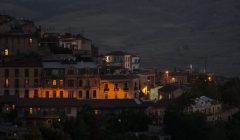 I kläm mellan minnet av det koloniala förtrycket och den ouppfyllda drömmen om självständighet