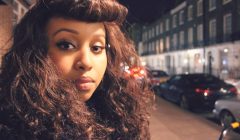 “Ingen lämnar sitt hem såvida hemmet inte är hajens mun”