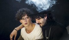 Förvirrade pojkar känner efter