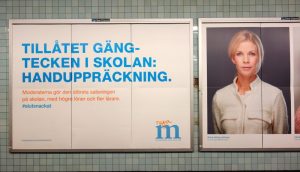 "Till&aring;tet g&auml;ngtecken i skolan: Handuppstr&auml;ckning." Moderaternas valkampanj i Stockholm.