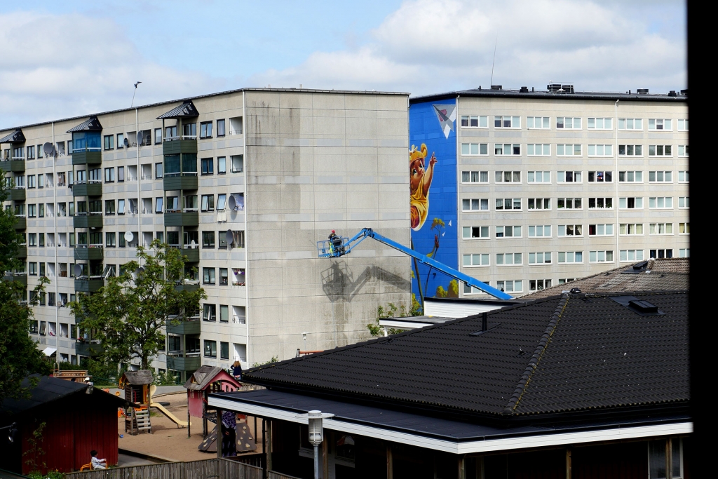 Rengöring inför att konstn&auml;ren Sens börjar måla ett verk. Foto: Daniel Terres