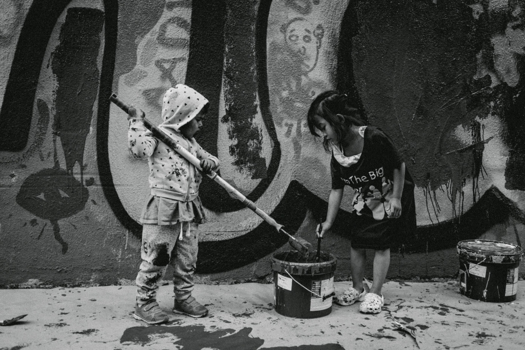 Photo of two kids painting by futuro berg.
