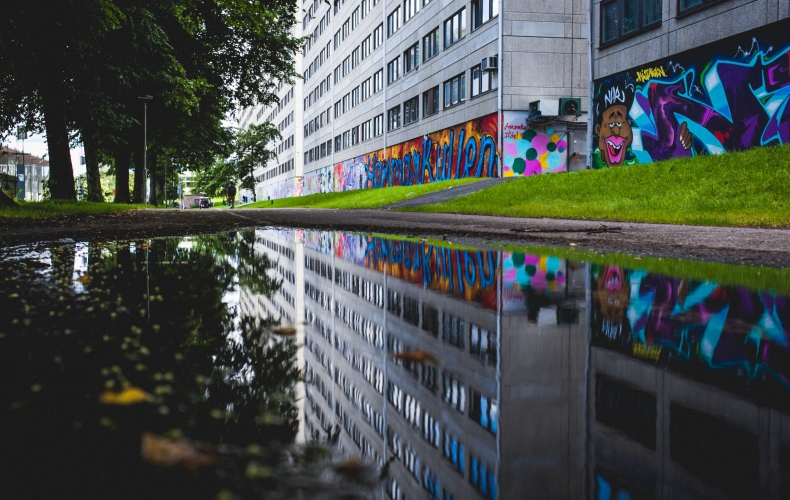 En förort i färg: konst i Miljonprogrammet