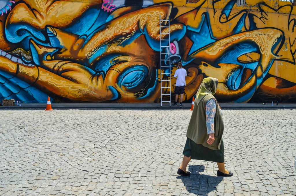 Bild på när Ligisd målar i Turkiet. Foto: Futuro Berg